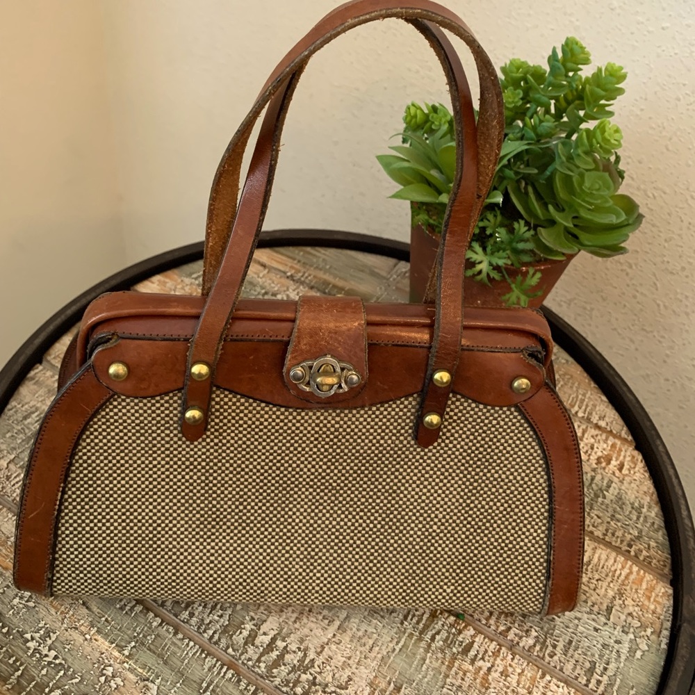 JOHN ROMAIN Vintage, mid-century leather/textured handbag  reasonable offers😊😊
